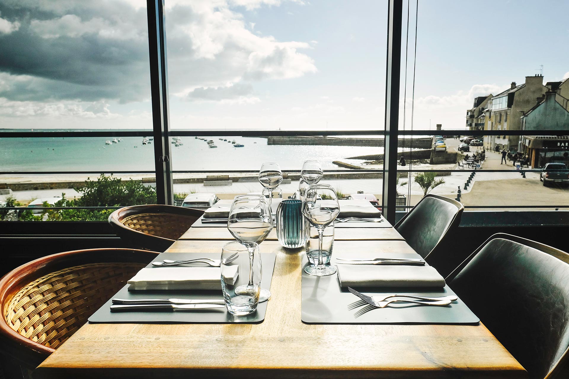 Table avec vue sur mer - La Vie est Belle, restaurant en bord de mer à Lomener