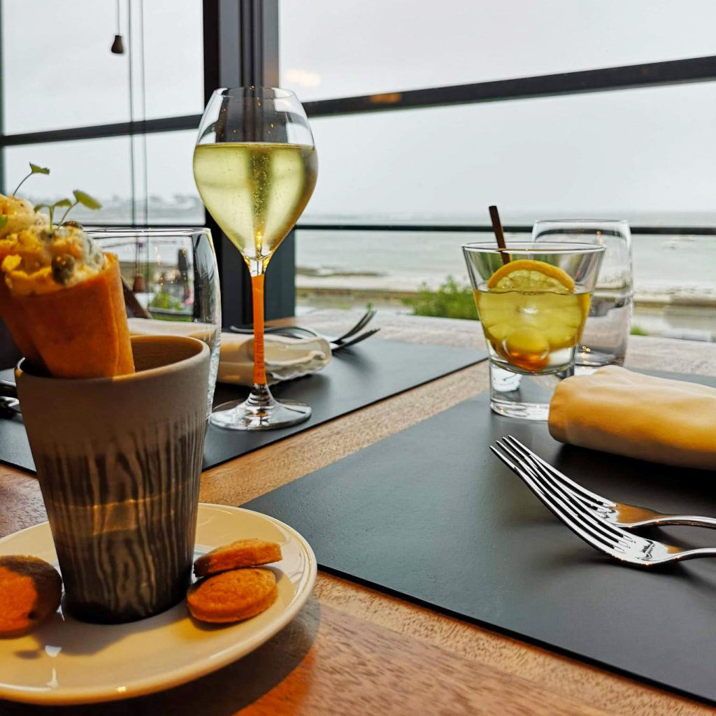 Table servie avec vue sur mer à Lomener - La Vie est Belle, restaurant en bord de mer à Lomener