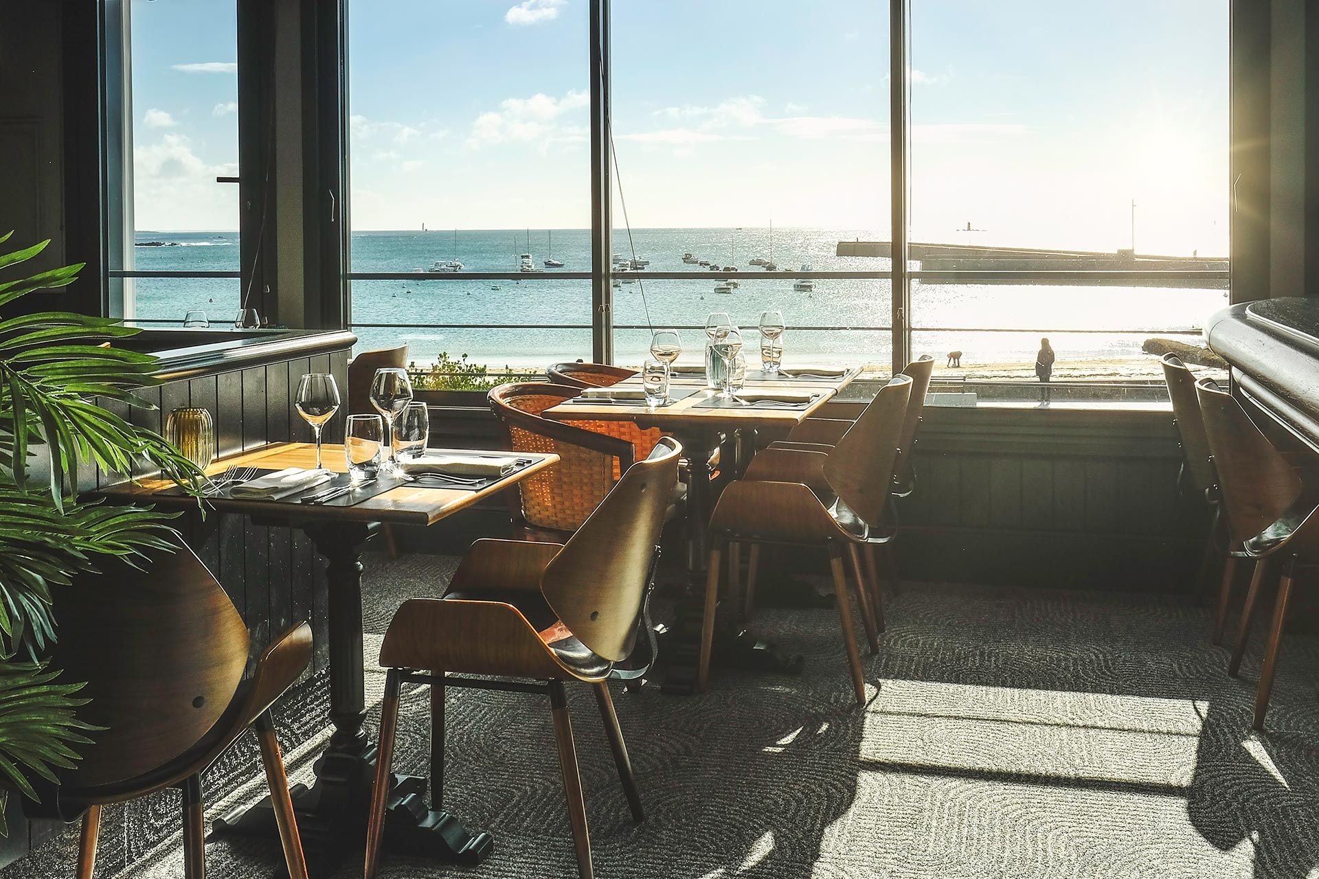 Table avec vue sur mer - La Vie est Belle, restaurant en bord de mer à Lomener